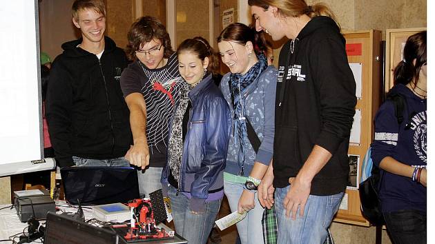 I Střední odborná škola Rokycany se včera prezentovala v rámci Akademie řemesel 2011. Model solárního panelu se simulací natáčení na pohyb Slunce zhotovili žáci v hodinách automatizace. Předváděli ho Petr Pešek, Ladislav Šaman a Jakub Herejk. 