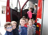 Děti z pohádky si prohlédly stanici hasičského záchranného sboru.
