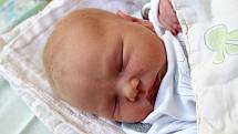ŠIMON ŘÍHA z Oseka se narodil 13. června ve 23:12 hodin. Maminka Lucie a tatínek Tomáš znali pohlaví miminka dopředu. Šimonovi sestřičky na sále navážily 3370 gramů, naměřily 53 cm. Tatínek byl na sále u porodu pomáhat.