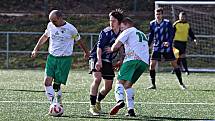 Při jarní premiéře krajské 1. B třídy musely Radnice B na umělku do Rokycan. Podlehly tu Mladoticím 1:5. Foto Jaroslav Kreisinger