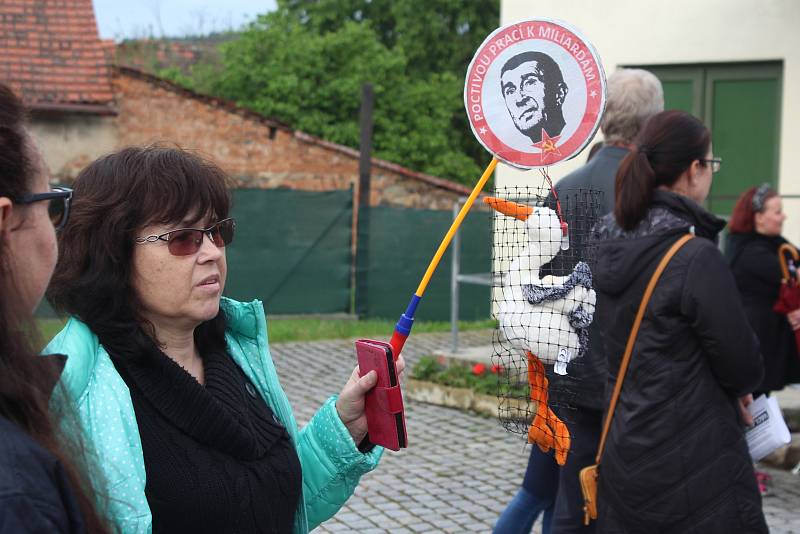 Úterní protest se odehrával v proluce Masarykova náměstí. Promlouvali zde domácí i hosté