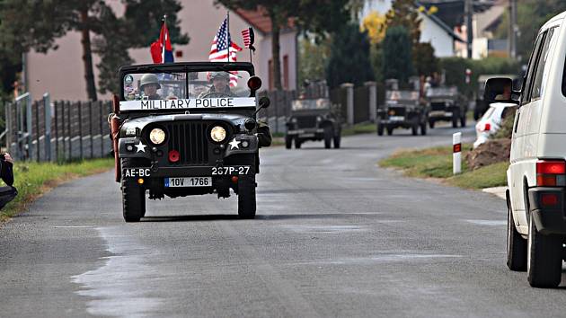 Rokycanskem projel smuteční konvoj  na památku válečného veterána Earla Ingrama, který minulý týden zesnul ve věku 99 let.