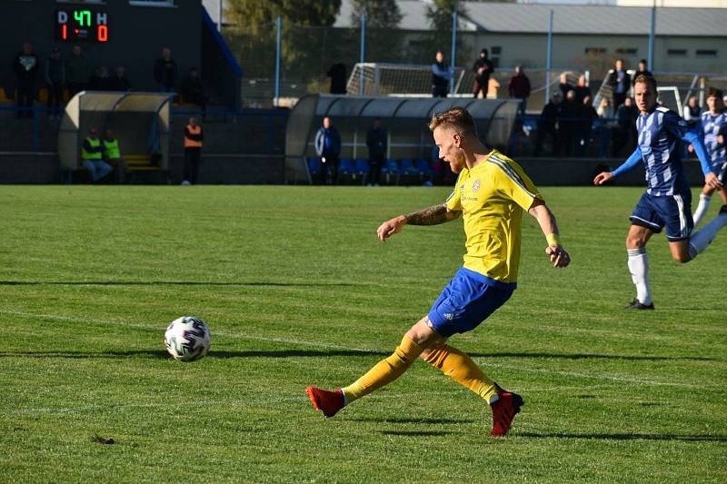 Fotbalisté TJ Slavoj Mýto (na archivních snímcích hráči v modrých dresech) porazili divizní Tochovice 3:1.