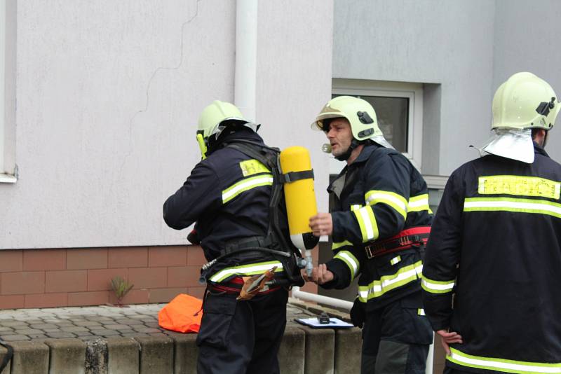 Budova byla evakuovaná. Hasiči následně prohlédli budovu a vyvedli několik studentů, kteří byli ve škole uvěznění. Pomocí plošiny pak profesionálové zachránili z učebny učitelku.