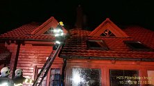 DOBROVOLNÍ A PROFESIONÁLNÍ hasiči ze sedmi jednotek úřadovali v noci na pondělí ve Sklené Huti. Hořela zde střecha roubeného rekreačního objektu.