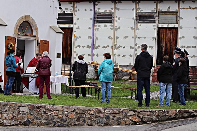 Hasičská mše před kaplí svaté Barbory a svatého Floriána v Kříších