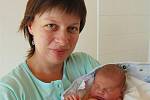 Sára KALOVÁ z Chrástu si pro svůj příchod na svět vybrala datum 3. září. Narodila se v 10 hodin a 35 minut. Maminka Dagmar a její manžel Tomáš věděli dopředu, že jejich první dítě bude holčička. Sára vážila při narození rovné 3 kilogramy, měřila 48 cm. 