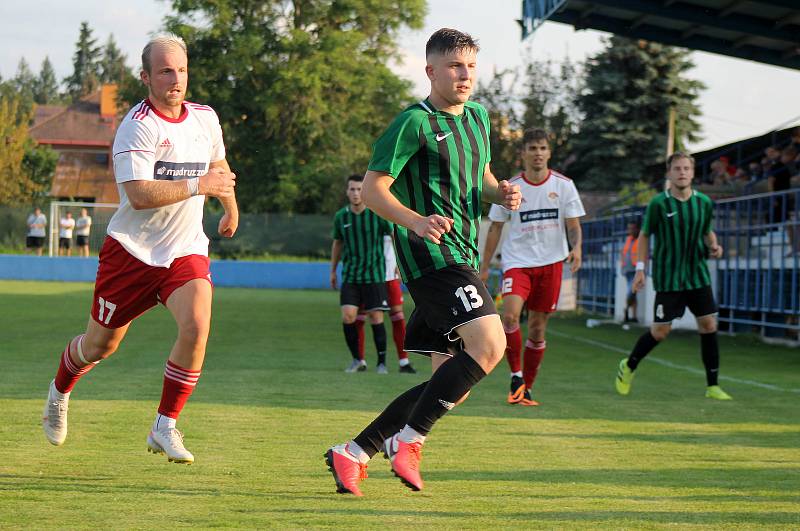 Fotbalisté FC Rokycany (na archivním snímku hráči v zelených dresech) porazili Jindřichův Hradec 2:0 a slaví třetí výhru v řadě.