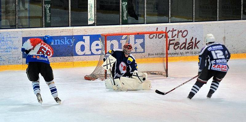 Na rokycanském ledě neuspěli v minulém kole krajské soutěže hokejisté HC Strašice. Podlehli Holýšovu 1:5 a ještě těsně před koncem mohl nepříznivý stav korigovat Michal Brabec (69), ale gólman Griga jeho střelu lapačkou zlikvidoval. 