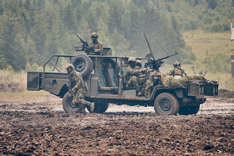 BAHNA – Den pozemního vojska v bývalém vojenském prostoru nedaleko Strašic na Rokycansku přilákal tisíce příznivců armády, IZS i vojenské historie. V ukázkách byly k vidění bojová vozidla Pandur a Iveco, samohybné houfnice či tanky T-72M4 a T-72M1.