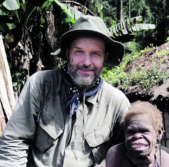 PŘÍRODNÍM ZPŮSOBEM v džungli žijící lidé jsou tím, co na Papuu Novou Guineu nejvíc láká Luďka Uzla, ale také možnost zkusit to zvládnout jako oni.