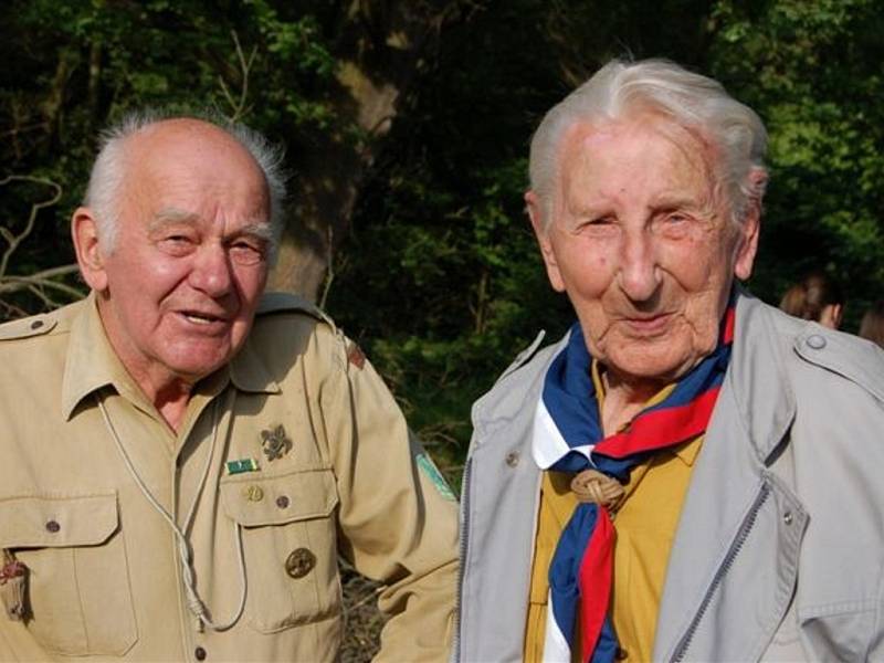 Ve skautském areálu pod rokycanskou nemocnicí se setkaly místní legendy tohoto hnutí. Vlevo je Vladimír Hittman a vpravo devětadevadesátiletý Antonín Prokůpek.