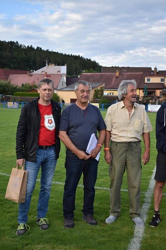 Slavnostní poděkování bývalým reprezentantům TJ Sokol proběhlo v poločasové přestávce zápasu proti Stříbru.