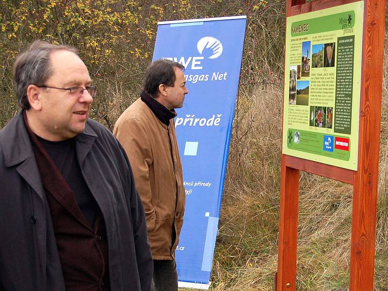  Podrobnosti jsou uvedeny na informačních panelech, které si prohlédli i krajský radní Miroslav Jaroš a starosta Radnic Josef Pašek (zleva). 