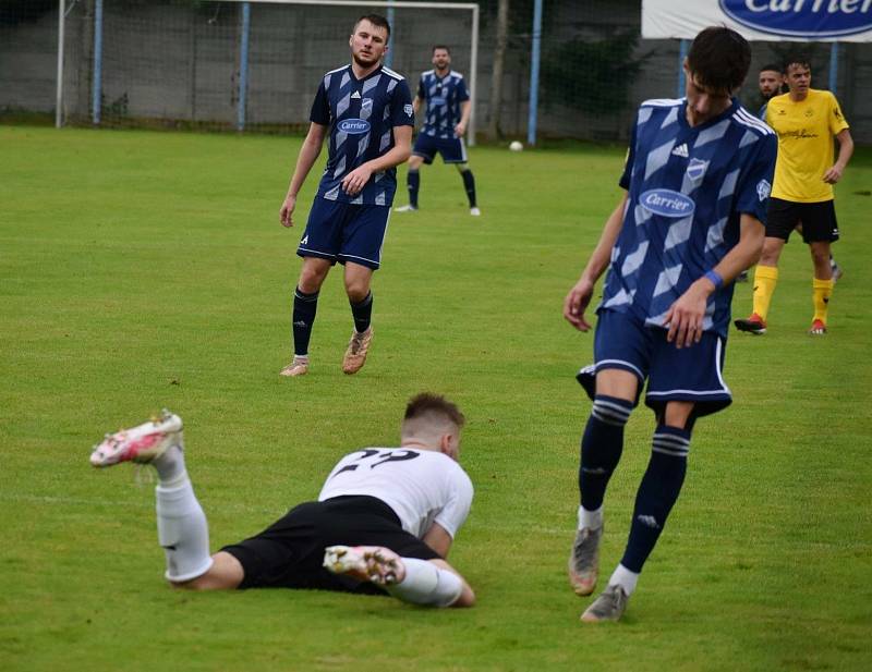 Fotbalisté TJ Slavoj Mýto (na archivních snímcích hráči v modrých dresech) porazili divizní Tochovice 3:1.