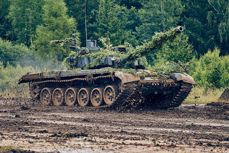 BAHNA – Den pozemního vojska v bývalém vojenském prostoru nedaleko Strašic na Rokycansku přilákal tisíce příznivců armády, IZS i vojenské historie. V ukázkách byly k vidění bojová vozidla Pandur a Iveco, samohybné houfnice či tanky T-72M4 a T-72M1.