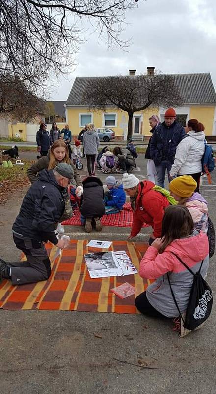 Přes Sto patriotů Strašic si připomnělo 30 let od sametové revoluce soutěžním okruhem po obci. Prezentovalo se šestnáct týmů, vždy se šesti členy. Družstva OF team a Revoluce právě tvoří frontu na nedostatkové zboží.