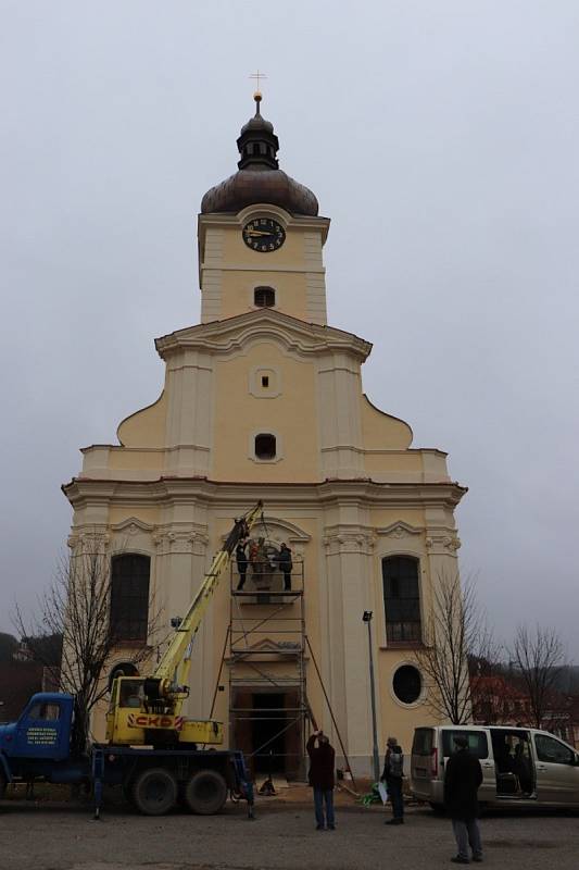 Restaurovaná socha byla usazena do výklenku na opravené fasádě