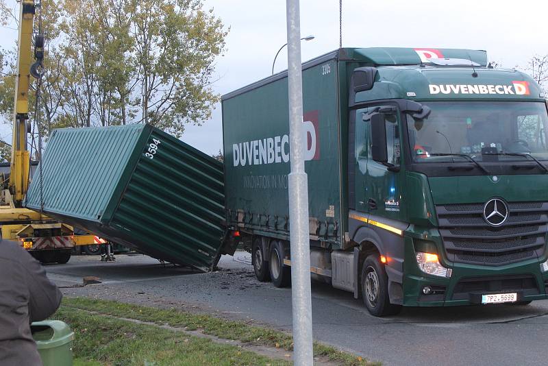 K nehodě došlo v úterý před šestou hodinou ranní na kruhovém objezdu ve Šťáhlavské ulici