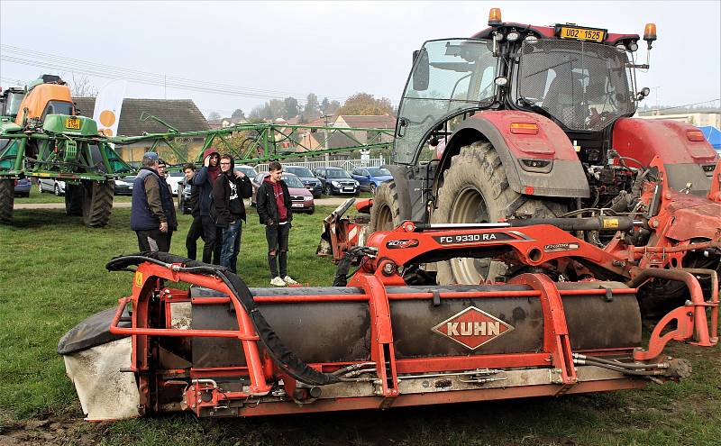 Firma hospodaří na 4600 hektarech a má bezmála sto pracovníků