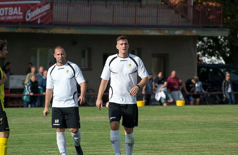 Hrádečtí fotbalisté (v bílém při podzimním mistrovském utkání se Skomelnem) se mohou pyšnit podporou fanoušků. Vyhráli okresní kolo ankety Deníku o nejpopulárnější klubu Rokycanska a postupují s Břasy do regionálního finále.