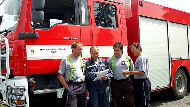 Rozmanitá je činnost dobrovolných hasičů z Břas. Pomáhali například organizovat dopravu při odhalení památníku  Jiřímu Potůčkovi–Tolarovi.    