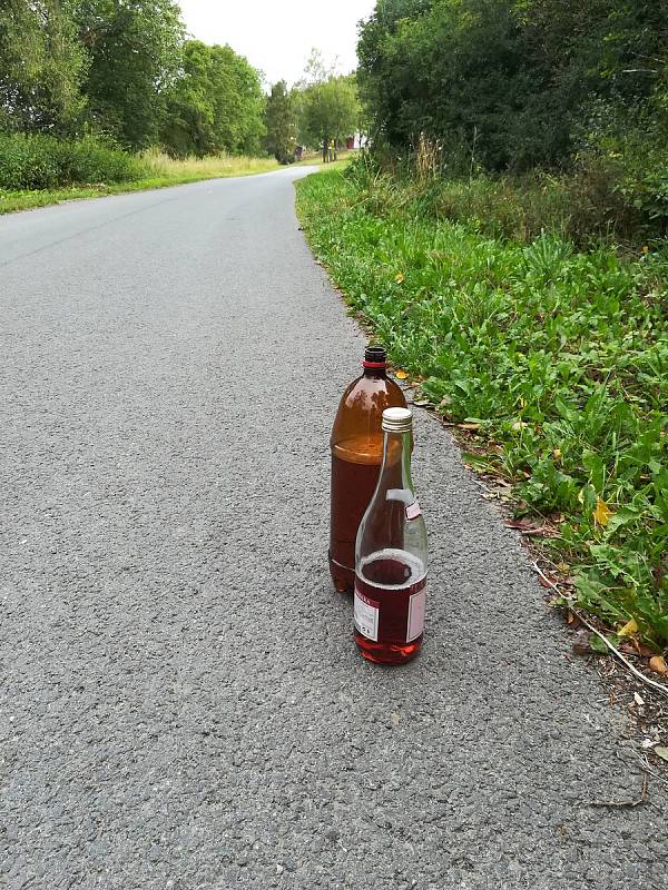 Polámané, popsané lavičky i s prázdnými lahvemi od alkoholu trápí představitele Zbiroha. Vandalismus na dětském hřišti už prošetřuje Policie České republiky.