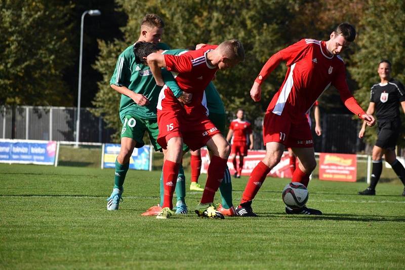 Fotbalisté TJ Sokol Radnice (na archivním snímku červení).