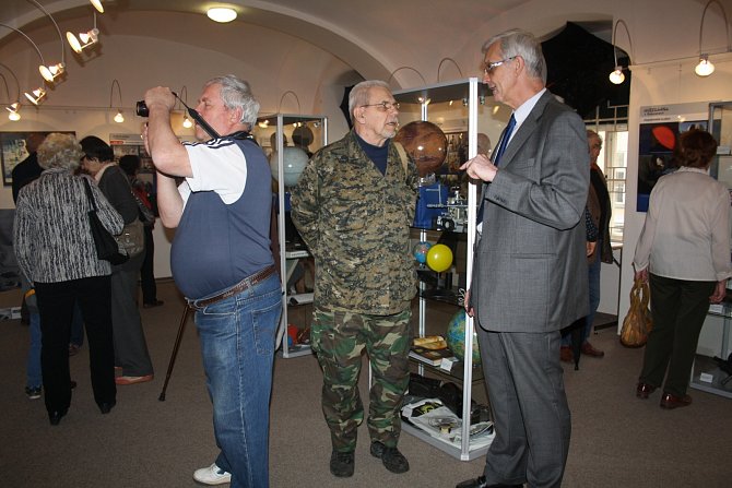 PO ZAHÁJENÍ výstavy k 55. výročí Hvězdárny Rokycany, kterou zahájilo Muzeum dr. B. Horáka, musel ředitel Karel Halíř (vpravo) mnohým zodpovídat rozmanité dotazy k instituci samé i astronomii. 