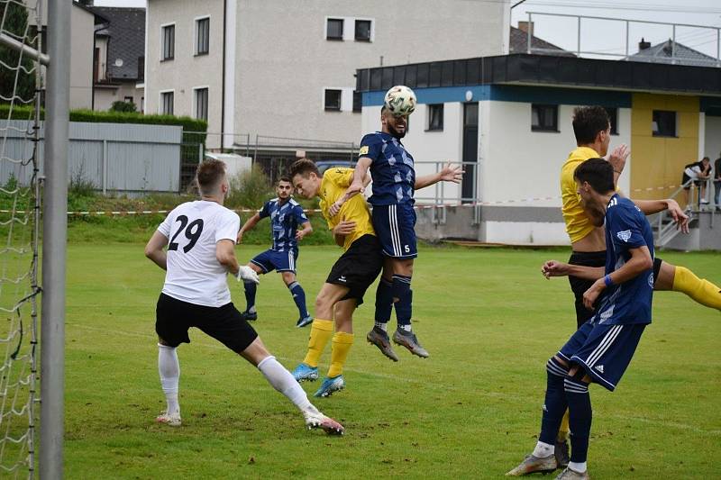 Fotbalisté TJ Slavoj Mýto (na archivních snímcích hráči v modrých dresech) porazili divizní Tochovice 3:1.