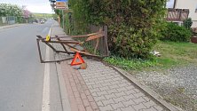 Nehoda v Břasích, poškozená vrata.