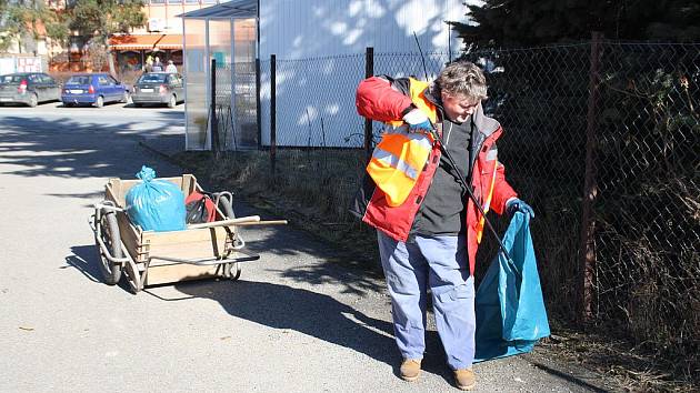 Vzhled  a pořádek obce Mirošov je v rukou  Růženy Stehnové, která zde provádí úklid odpadků po zimním období.  