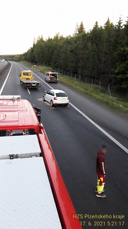 Střet dvou osobních aut na dálnici D5 nedaleko Holoubkova.