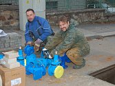 MONTÉŘI společnosti Veolia Milan Řehoř a Richard Mošna (zleva) se včera věnovali vodovodnímu řadu na Plzeňském předměstí. Dnes ráno se má situace zklidnit.