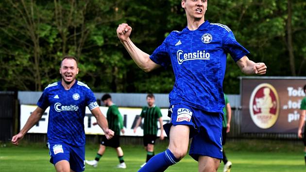 FORTUNA divize A, 27. kolo: SK Otava Katovice (na snímku fotbalisté v modrých dresech) - FC Rokycany (zelení) 1:0.
