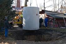 INSTALACE betonové nádrže čističky v Janově. 