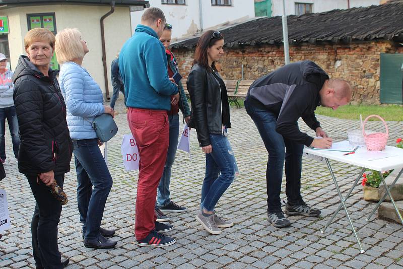 Více než stovka lidí protestovala včera v podvečer ve Zbiroze. Před lidmi vystoupil mimo jiné místostarosta Rokycan Jan Šašek, místní učitelka Věnceslava Drábková  či europoslanec Jiří Pospíšil.