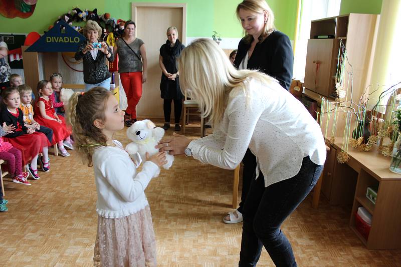 Osmatřicet dětí ze šesti mateřských škol se utkalo v rámci Rokycanského slavíčka, pěvecké soutěže pořádané MŠ U Saské brány v Rokycanech.