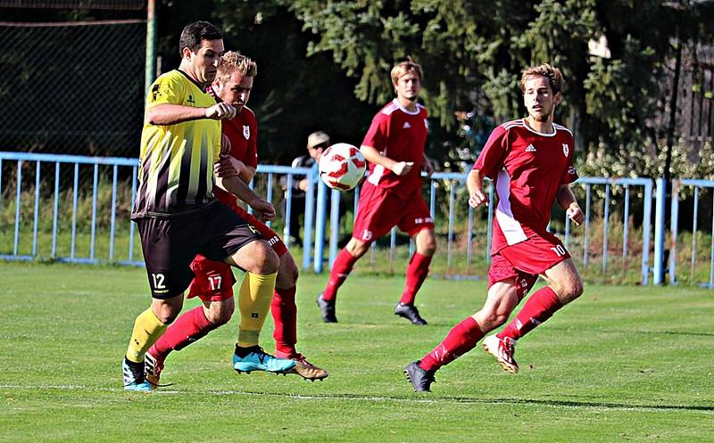 Fotbalisté TJ Sokol Radnice (na archivním snímku červení).