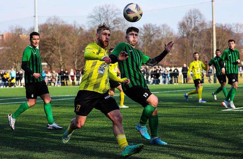 Fotbalisté divizního FC Rokycany (na archivním snímku hráči v zelených dresech) prohráli své přípravné utkání na novou sezonu. S Kladnem padli 2:4.