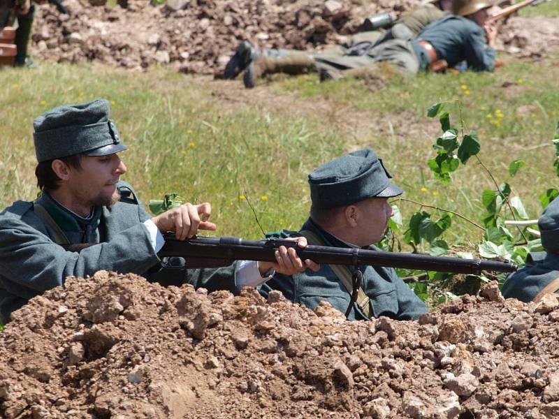 Letošní Bahna navštívilo přes padesát tisíc návštěvníků. Předvedla si současnká armáda i kluby vojenské historie.