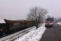 PŘI OBSLUZE vlečky vykolejily včera tři vozy společnosti ČD Cargo u Mirošova. Provoz byl obnovený po čtrnácté hodině. 