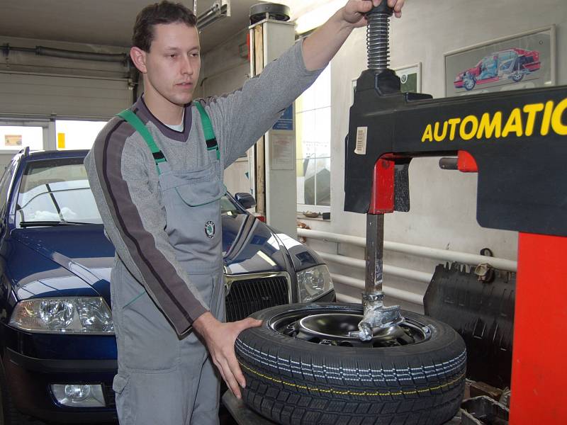První desítky zimních pneumatik prošly rukama Jana Kosnara z rokycanského servisu.