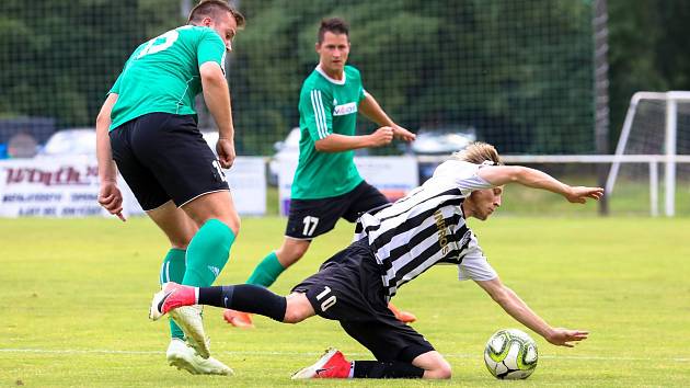 Fotbalisté Rokycan (v zeleném) hostí v Husových sadech Aritmu Praha.