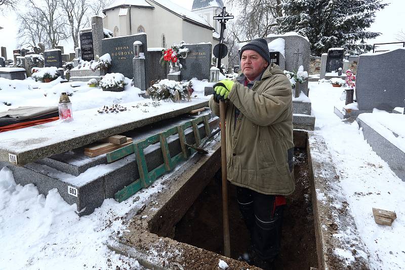 Milan Kučera s manželkou Janou se hrobnickému řemeslu věnují už více než třicet let. Vykopání nebo prohloubení hrobu teď v zimních měsících je náročnější kvůli promrzlé půdě nebo přimrzlé krycí kamenné desce, která hrobová místa zakrývá.