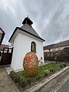 V sobotu 30. března se v Kakejcově, kde náves zdobí obří vejce z proutí, pustí do pletení pomlázek.