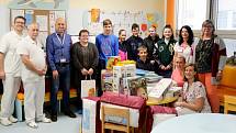 Výtěžek vánočního jarmarku byl přes 25 tisíc korun, školáci z Hrádku za ně pořídili dary pro FN Plzeň.