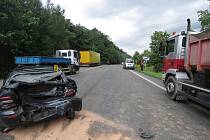 V úterý zasahovaly složky IZS u Svojkovic. Kolize tří vozidel si vyžádala lehké zranění. Hasiči na místě pomohli cestujícím přestoupit do náhradního autobusu a naložit zdemolované auto na odtahovou službu.