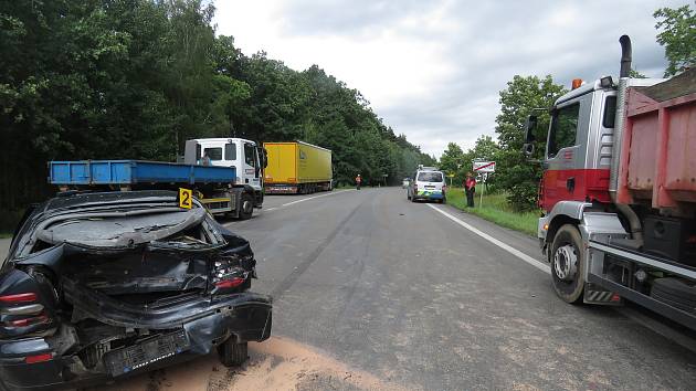 V úterý zasahovaly složky IZS u Svojkovic. Kolize tří vozidel si vyžádala lehké zranění. Hasiči na místě pomohli cestujícím přestoupit do náhradního autobusu a naložit zdemolované auto na odtahovou službu.