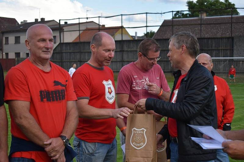 Slavnostní poděkování bývalým reprezentantům TJ Sokol proběhlo v poločasové přestávce zápasu proti Stříbru.